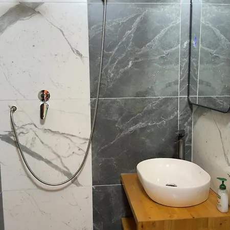 Bujtina Lindi * Rrogam i Shales