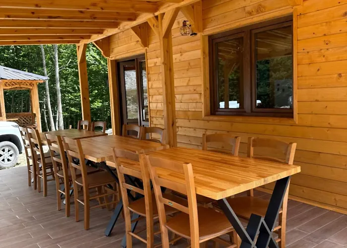 Bujtina Lindi 招待所 *